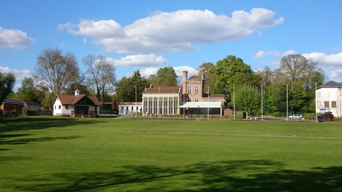 Hoe Bridge School, Surrey