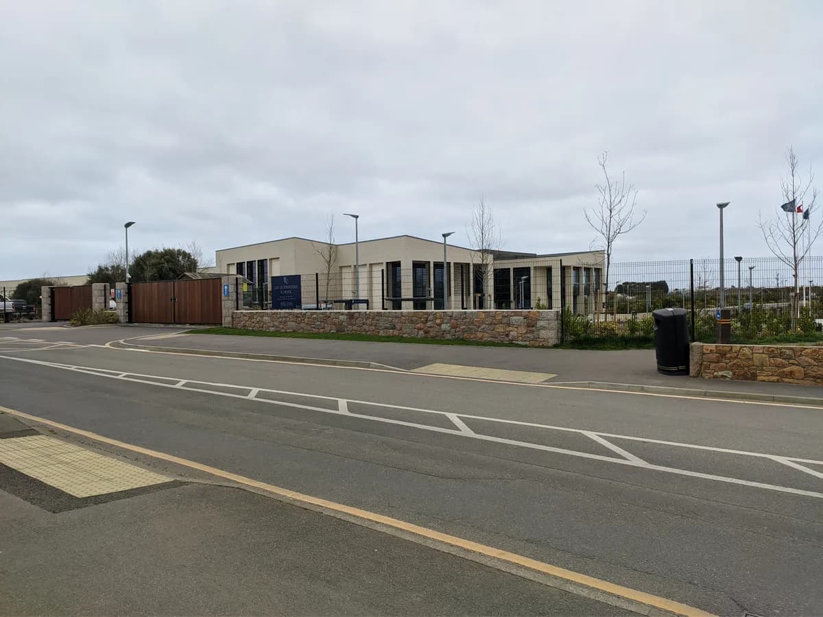 Les Quennevais School, Jersey