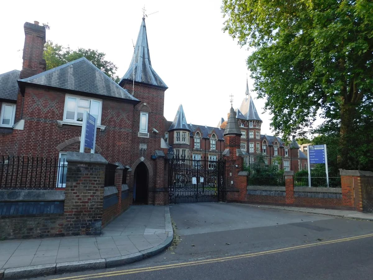 Mossbourne Victoria Park Academy, London
