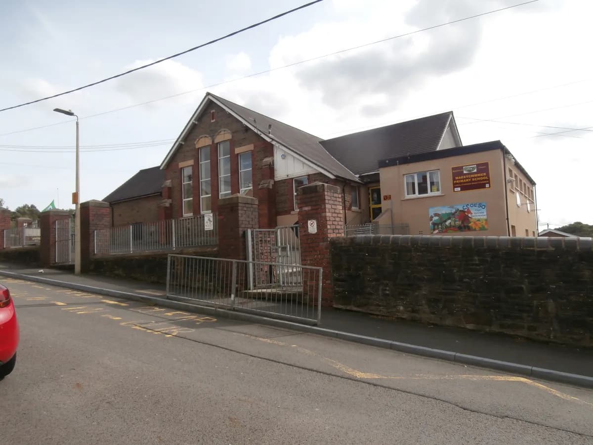 Maesycwmmer Primary School, Hengoed