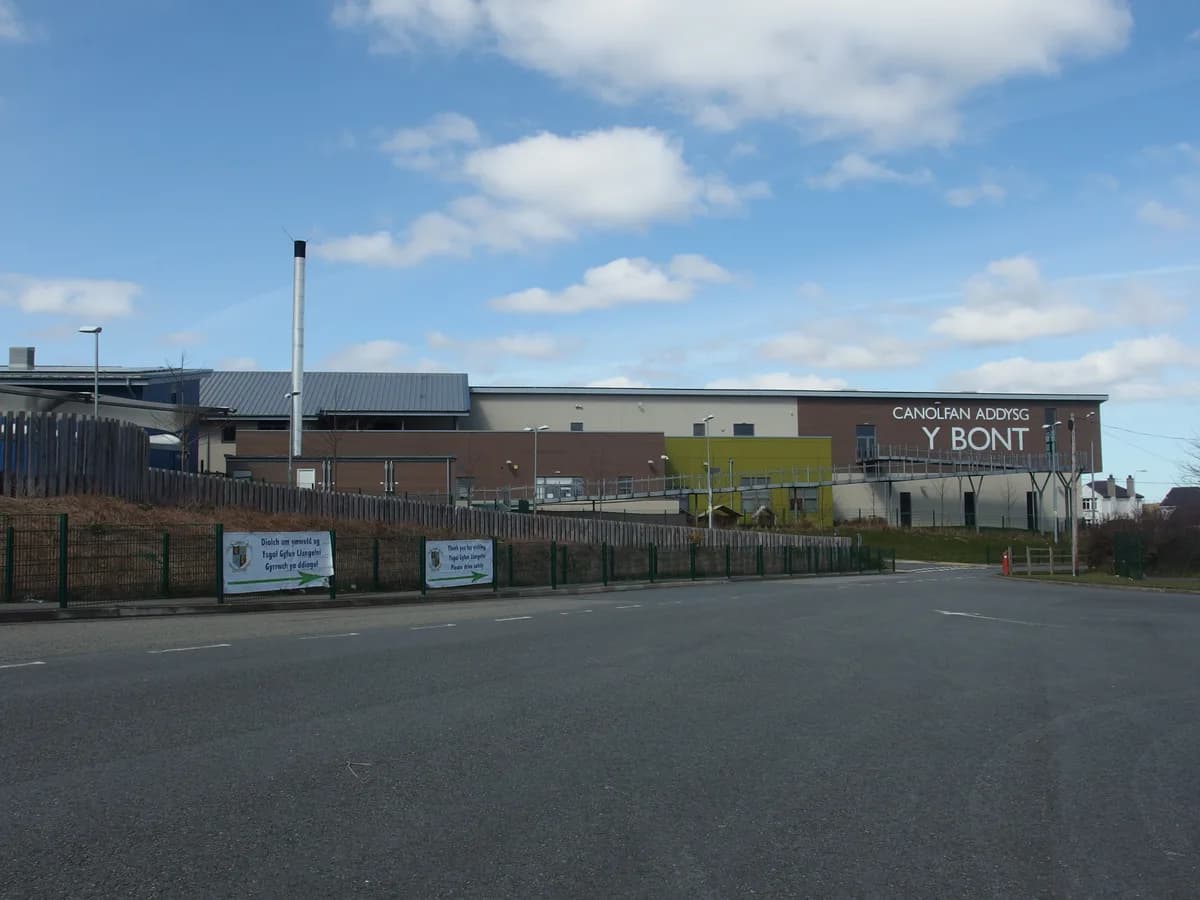 Canolfan Addysg y Bont, Ynys Mon