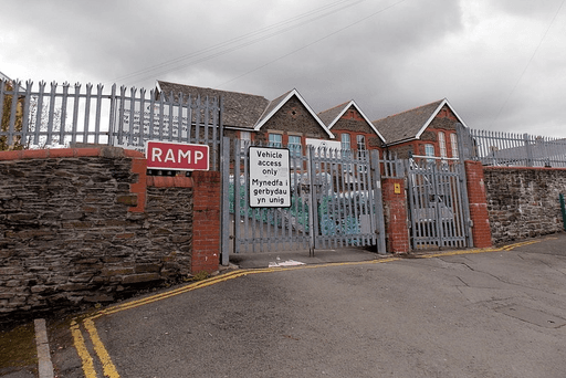 YSGOL GYMRAEG GILFACH FARGOD logo