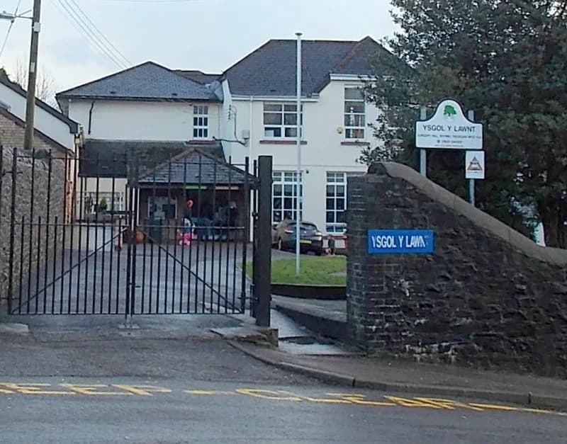 Ysgol Y Lawnt, Caerphilly