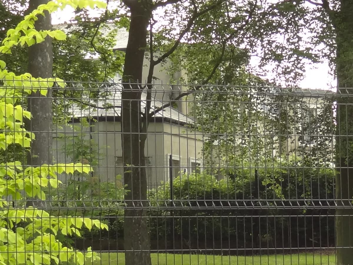 Moor Allerton Hall Primary School, Select